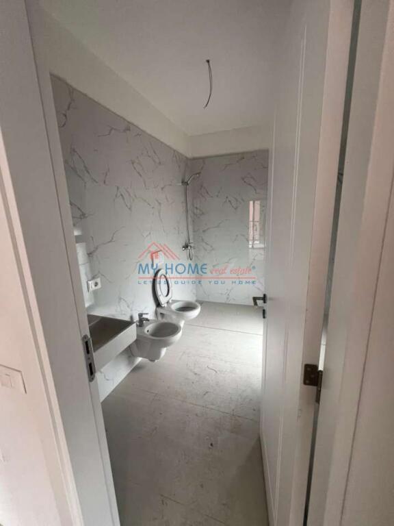 Zyre me qera tek Bulevardi i Ri