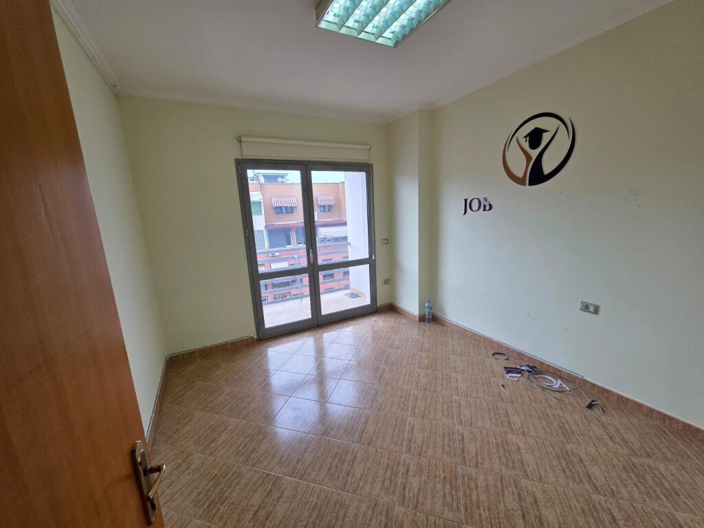 Zog Zi Affitta Appartamento Con Posto Auto Incluso Per Ufficio 2+1+2