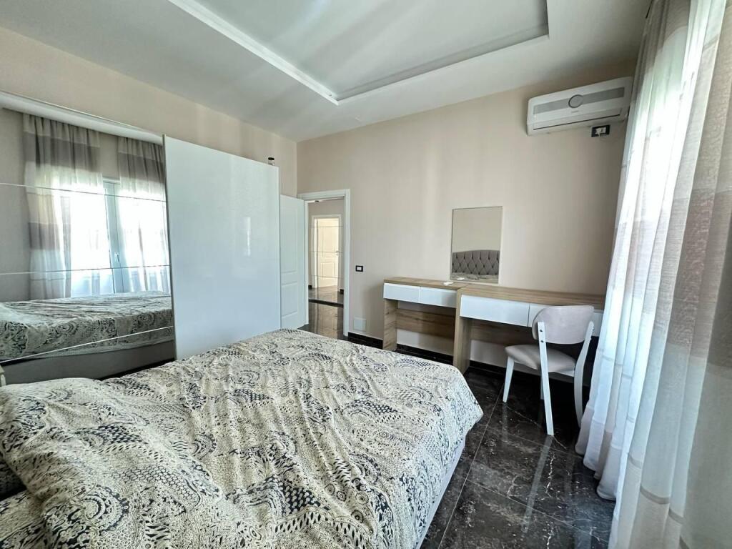 Kemi Penthouse me pamje nga deti  për qira afatgjatë në Vlorë