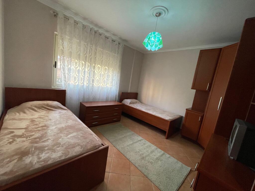 Jepet me qera 2+1, komuna parisit