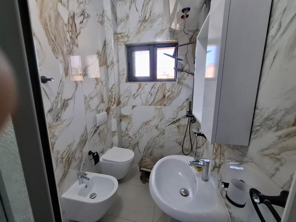 Jepet apartament me qera 1+1