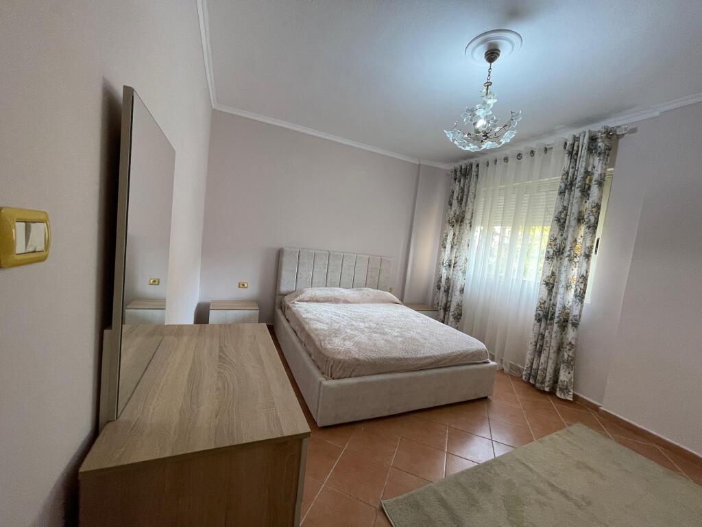 Jepet me qera 2+1, komuna parisit