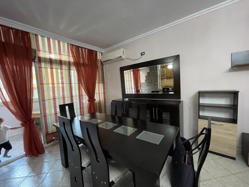 Jepet me qera 2+1, komuna parisit