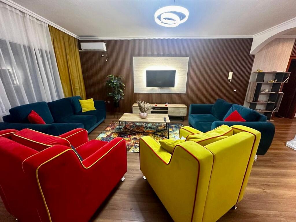 📣 QERA Apartament 2+1 📍 Rruga e "Kavajes", Prane Kishes Katolike ✨