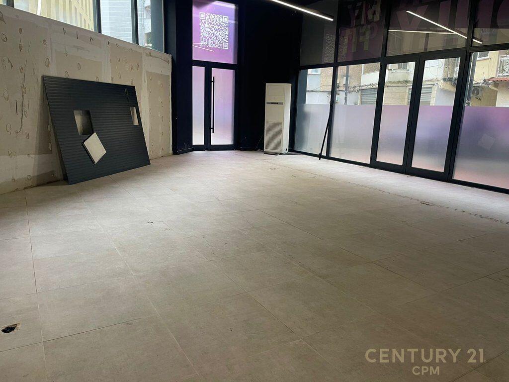 Amient per zyra me qira , te Rruga e Barrikadave