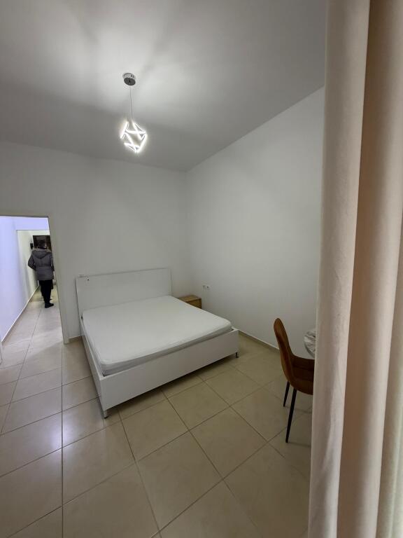 🏡 Appartamento 1+1 in affitto – Villette Tedesche  📍 Zona: Villette Tedesche 🏢 Edificio nuovo 🛋️ L'appartamento è arredato e in ottime condizioni 🍽️ Cucina completamente attrezzata 🛏️ Camera da letto confortevole ☀️ Illuminazione naturale e ambiente tranquillo  💰 Prezzo: 40.000 lek / mese