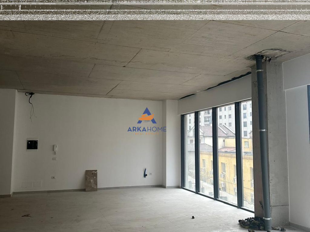 JEPET ZYRE ME QERA 365M2 "TE RRUGA E BARRIKADAVE" 7300 EURO