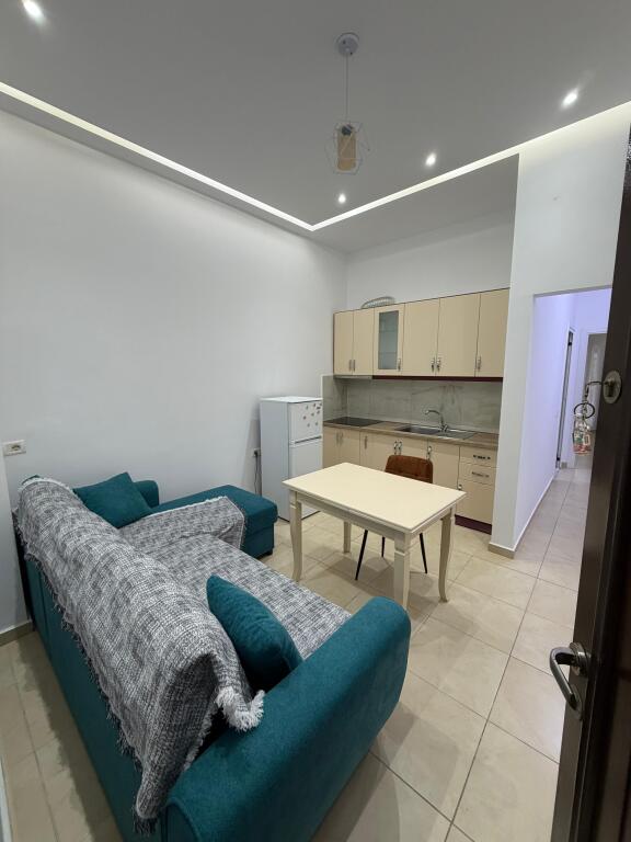🏡 Appartamento 1+1 in affitto – Villette Tedesche  📍 Zona: Villette Tedesche 🏢 Edificio nuovo 🛋️ L'appartamento è arredato e in ottime condizioni 🍽️ Cucina completamente attrezzata 🛏️ Camera da letto confortevole ☀️ Illuminazione naturale e ambiente tranquillo  💰 Prezzo: 40.000 lek / mese