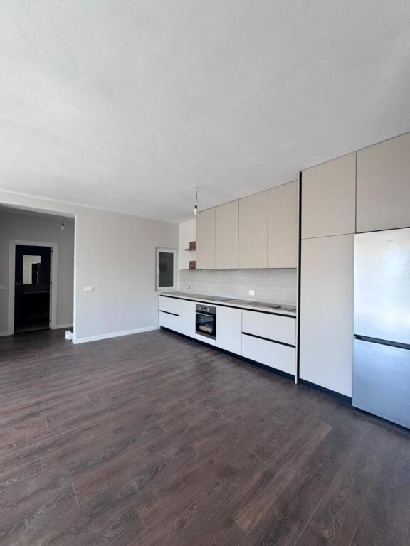 🏢Bulevardi i Ri,Kompleksi”Bermon“ jepet me qera apartament,2+1+2 ,pjeserisht i mobiluar 70,000Leke (Neto)