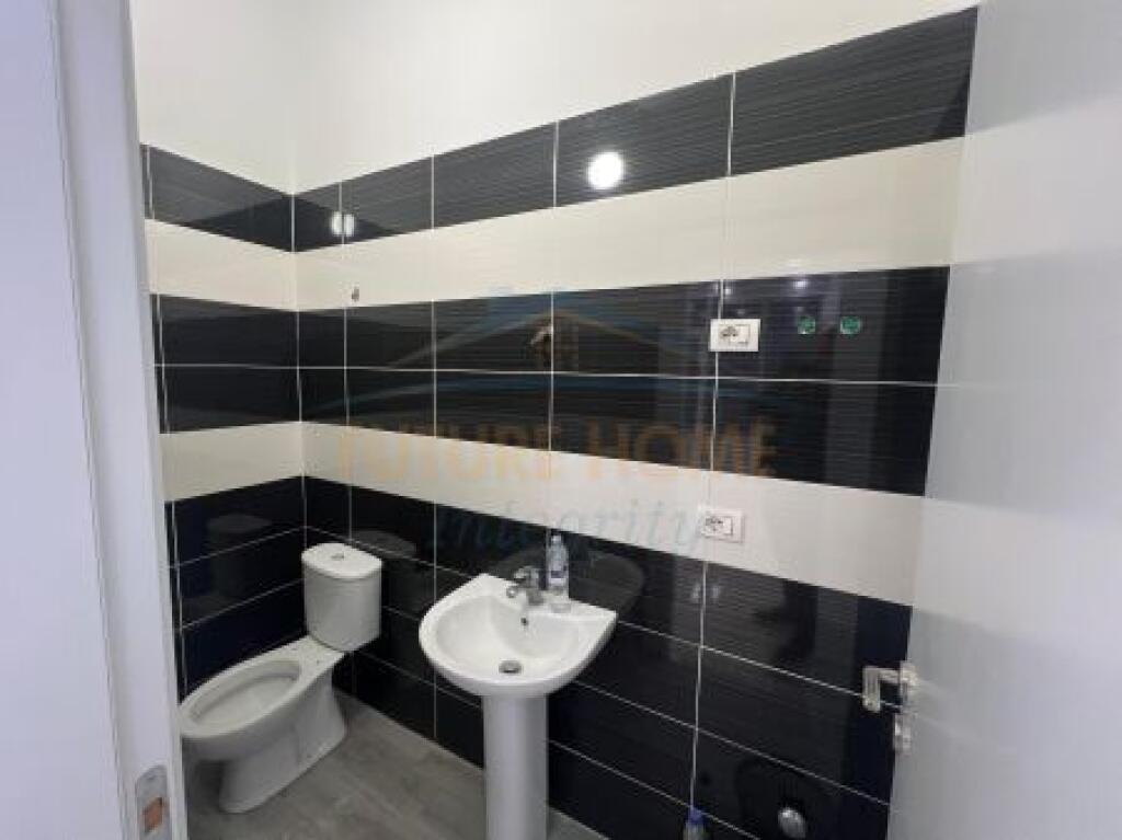 Shitet, Ambient Biznesi, Ali Demi, Tiranë.