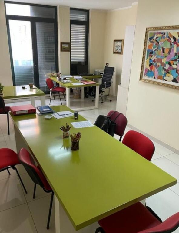 📍 Zyra 42 m² për Qira – Pozicion Strategjik pranë Liceut Artistik