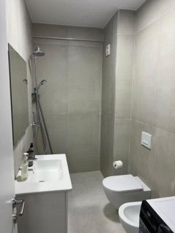 Garsoniere lluks ne yzberisht me 350€