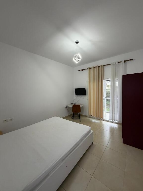 🏡 Appartamento 1+1 in affitto – Villette Tedesche  📍 Zona: Villette Tedesche 🏢 Edificio nuovo 🛋️ L'appartamento è arredato e in ottime condizioni 🍽️ Cucina completamente attrezzata 🛏️ Camera da letto confortevole ☀️ Illuminazione naturale e ambiente tranquillo  💰 Prezzo: 40.000 lek / mese