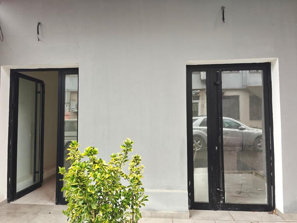 Jepet me qera Dyqan ne Kinostudio