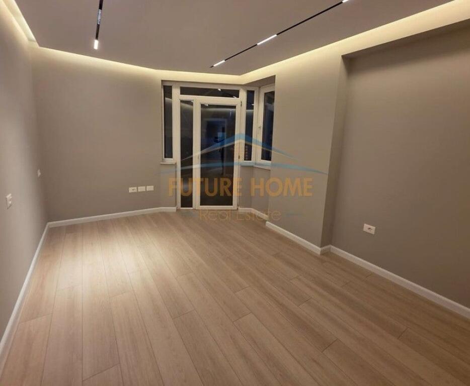 In vendita, appartamento 2+1+2 con veranda, presso l'ex Esposizione, Tirana