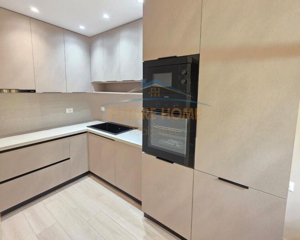 In vendita, appartamento 2+1+2 con veranda, presso l'ex Esposizione, Tirana