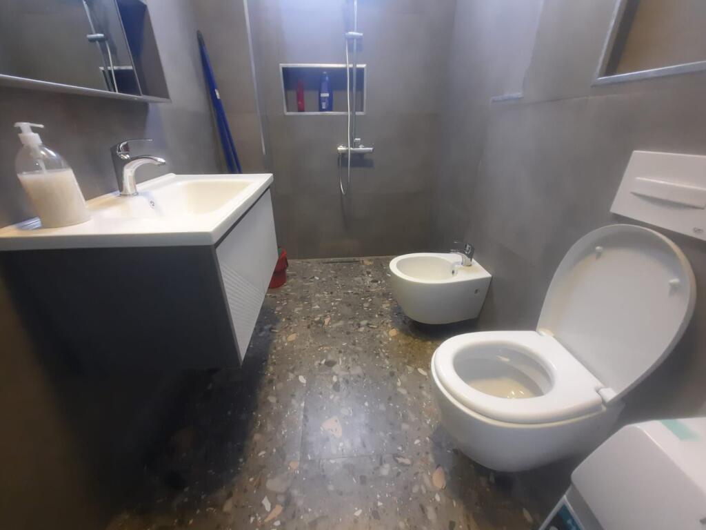 Jepet apartament me qera 1+1 qender durres