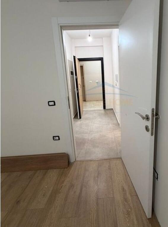 Office space for rent at Komuna e Parisit