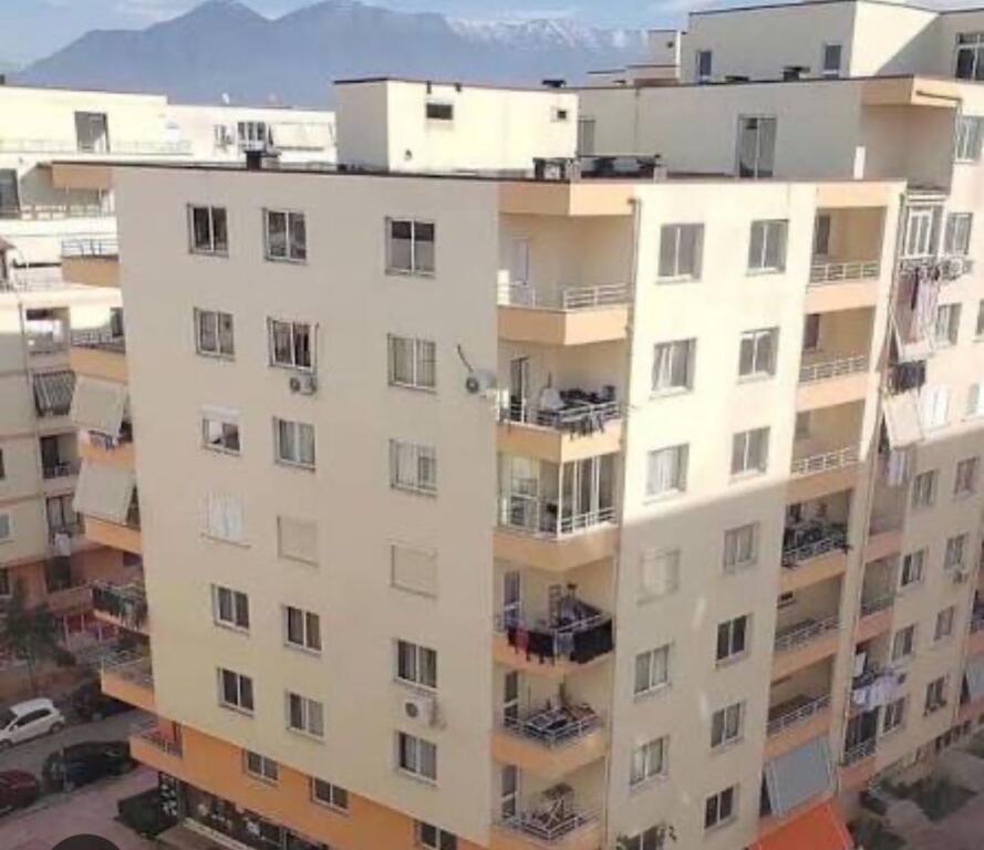 Shitet 2+1+Verande/ Astir