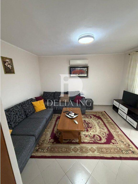 Vendesi in vendita 1+1 situato di fronte alla Scuola Unita