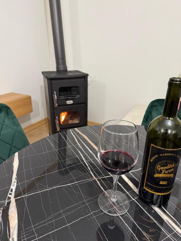 Shitet shtepi me 3 apartamente 1+1 ne Voskopoje ,Korce