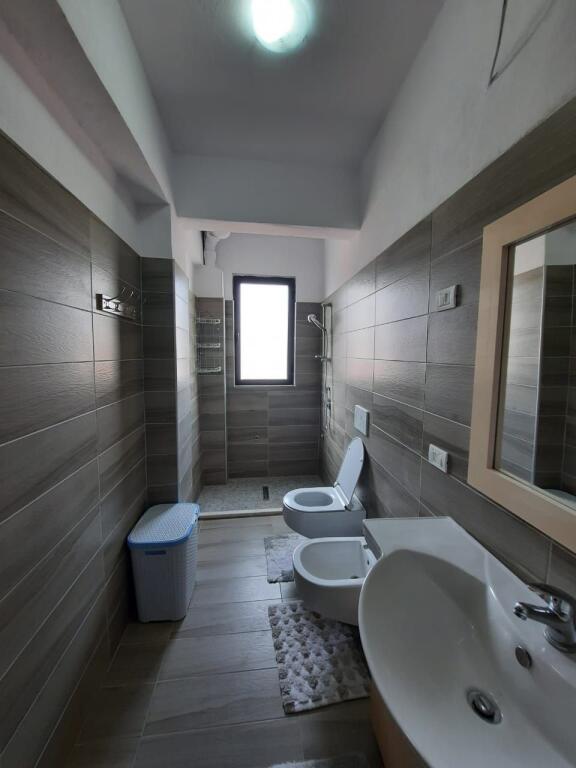 Shitet Apartament 2+1 prane shkolles muzikes durres