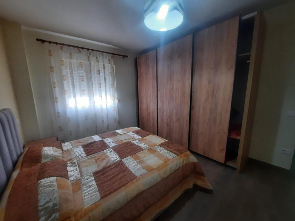 Jepet apartament me qera 1+1 qender durres