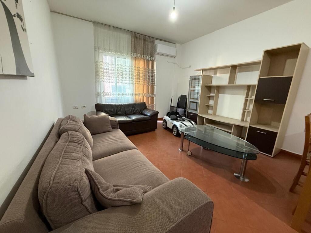 Apartament 2+1 per qira te Nen Kalimi i Komunes se Parisit