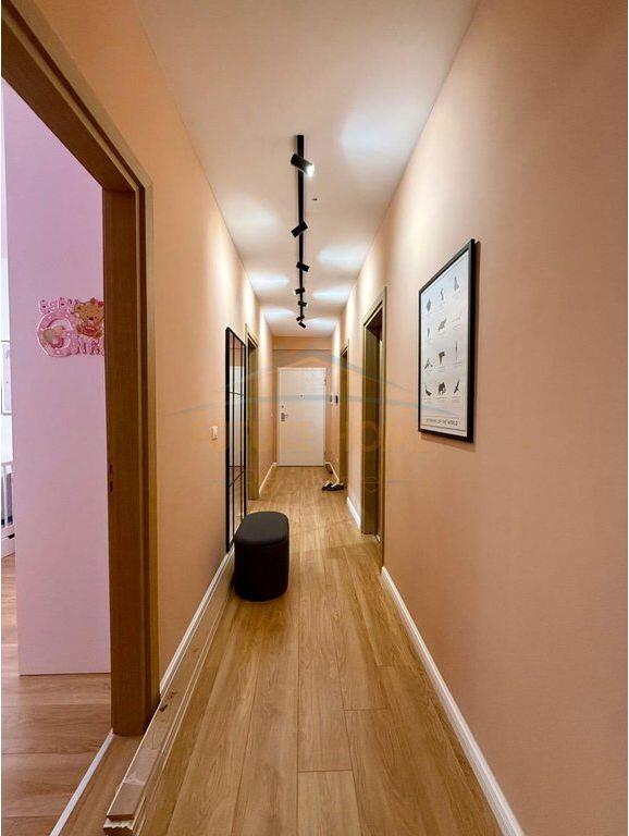 Shitet Apartament 2+1, Rruga e Barrikadave