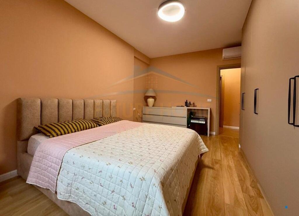 SHITET APARTAMENT 2+1 RRUGA E BARRIKADAVE