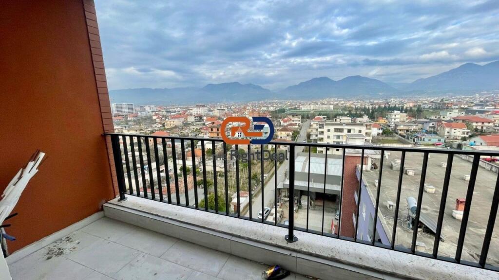 Ne Kamez, Shitet Apartament 3+1+2, Me Planimetri te Rregullt!!!