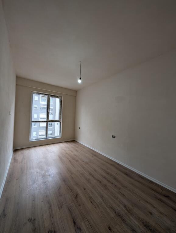 Shitet apartament 3+1+3 Tualete, Rruga Anton Lufi , Komuna e Parisit!