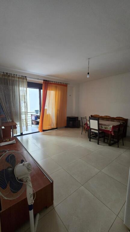 Affittasi appartamento 2+1 presso Unaza e Re vicino all'Hotel Marinaj