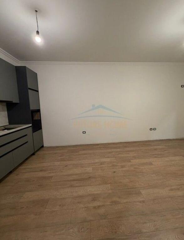 Office space for rent at Komuna e Parisit