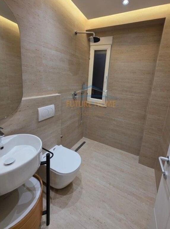 In vendita, appartamento 2+1+2 con veranda, presso l'ex Esposizione, Tirana