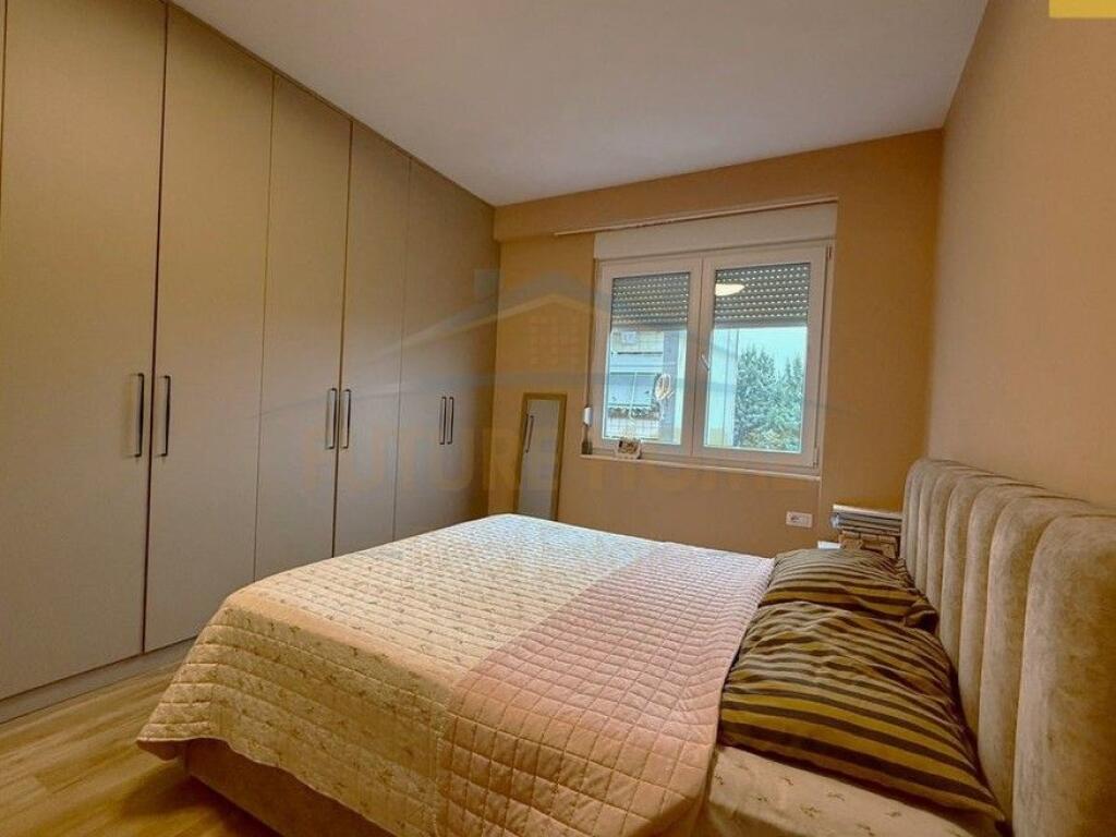 Shitet, Apartament 2+1+2, Rruga e Barrikadave, Tiranë