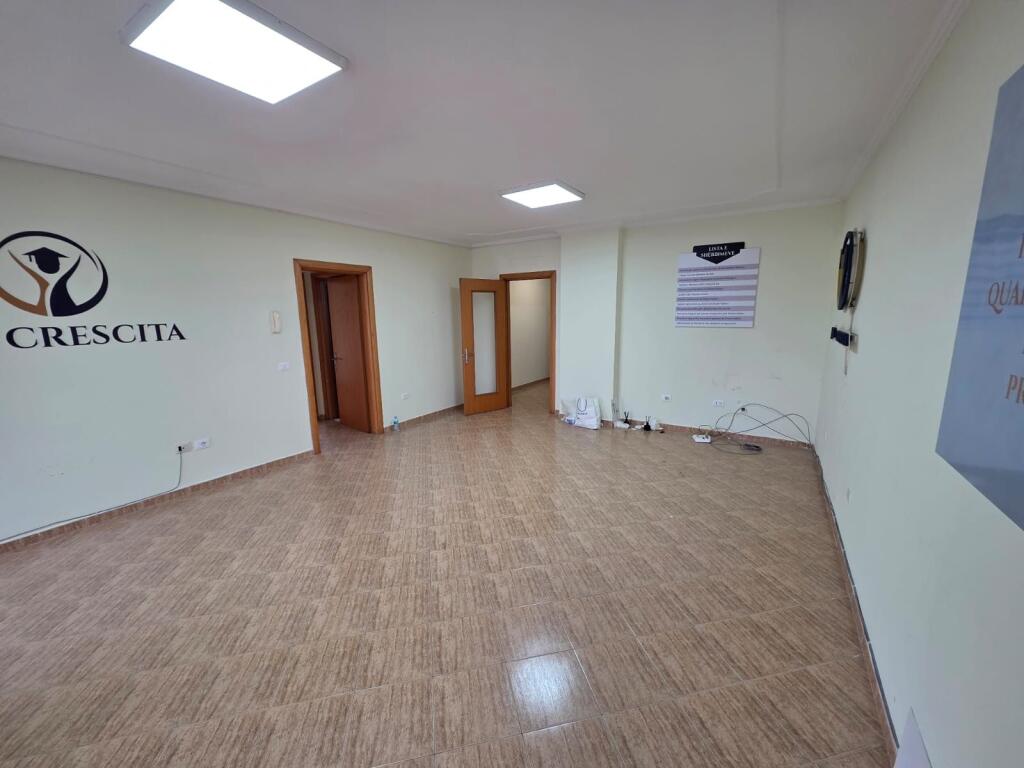 Affittasi Locale per Ufficio 2+1+2 Bagni + 1 Balcone