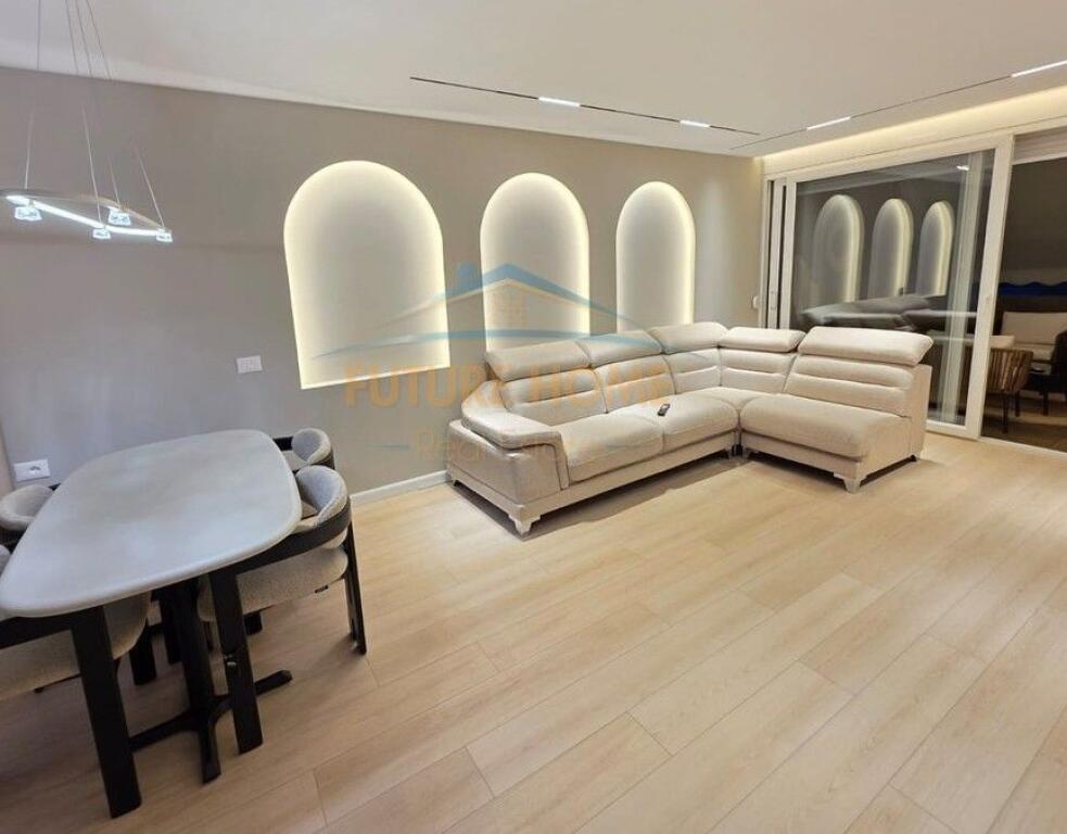 In vendita, appartamento 2+1+2 con veranda, presso l'ex Esposizione, Tirana