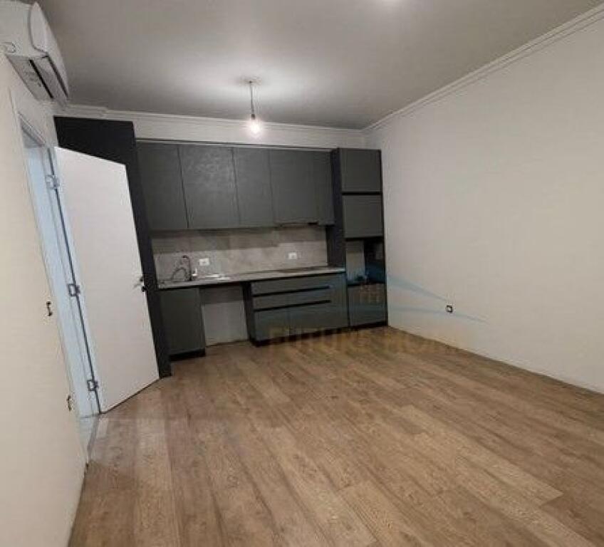 Office space for rent at Komuna e Parisit