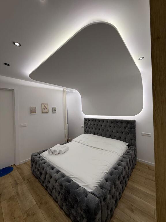 🏢Rruga e Kavajes,prane Pado Bar jepet me qera garsoniere 40m2,e mobiluar. 55,000LEKE