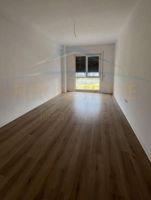 Shitet, Apartament 2+1+Verande, Unaza e Re.