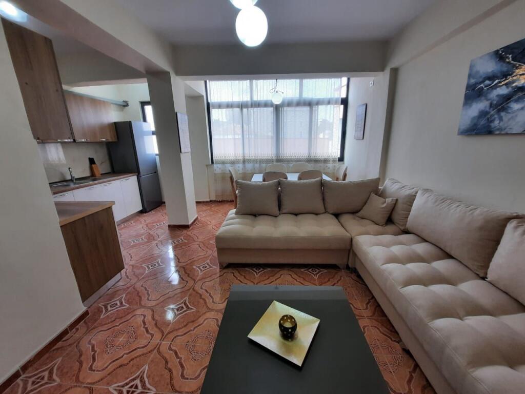 Shitet Apartament 2+1 prane shkolles muzikes durres