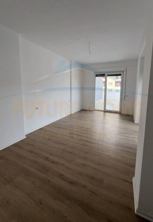 Shitet, Apartament 2+1+Verande, Unaza e Re.