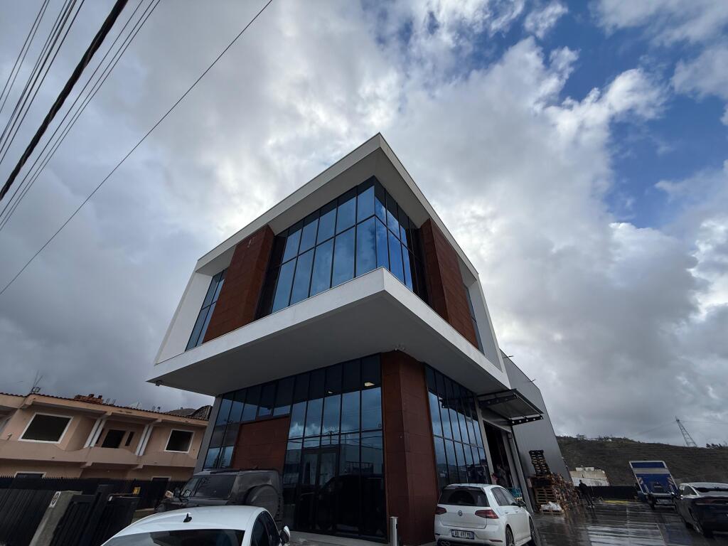 Magazine/ showroom for rent in the Vaqarri area!