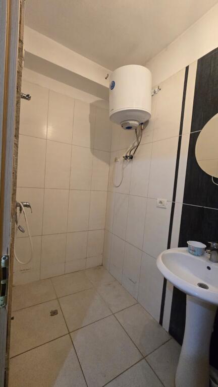 Affittasi appartamento 2+1 presso Unaza e Re vicino all'Hotel Marinaj