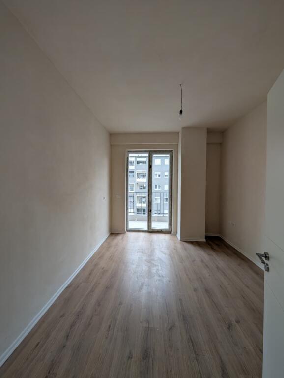 Shitet apartament 3+1+3 Tualete, Rruga Anton Lufi , Komuna e Parisit!