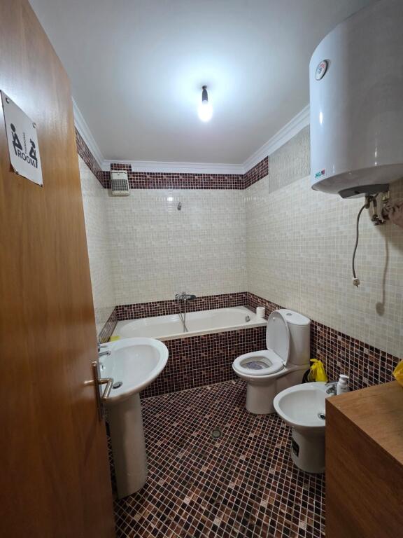 Affittasi Locale per Ufficio 2+1+2 Bagni + 1 Balcone