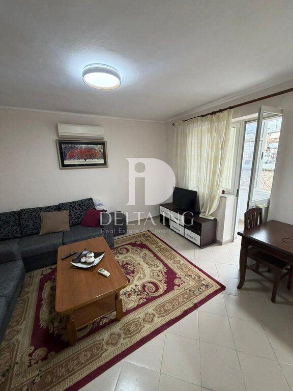 Vendesi in vendita 1+1 situato di fronte alla Scuola Unita