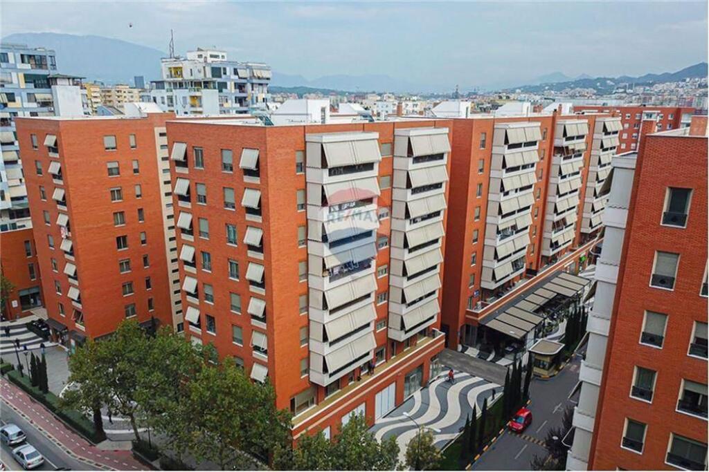 Super Zyra per shitje, "Kompleksi Delijorgji".