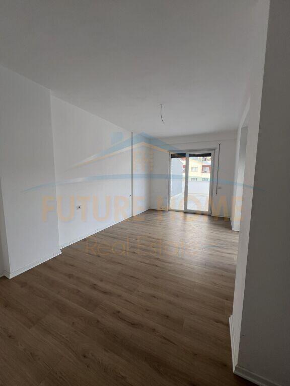 Shitet, Apartament 2+1+Verande, Unaza e Re.